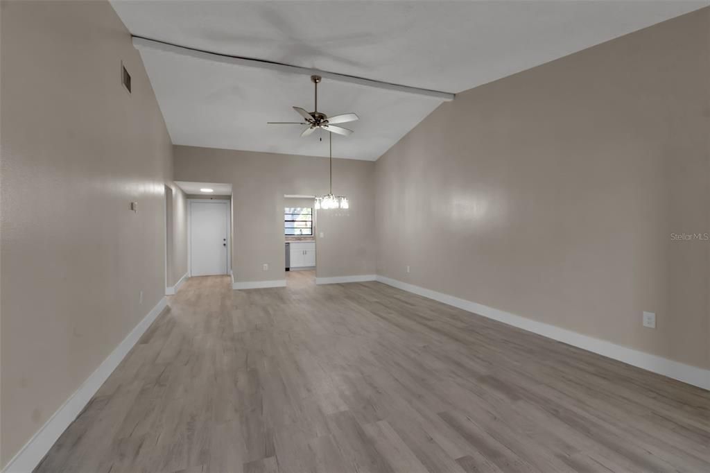 合同活跃: $249,000 (2 贝兹, 2 浴室, 1440 平方英尺)