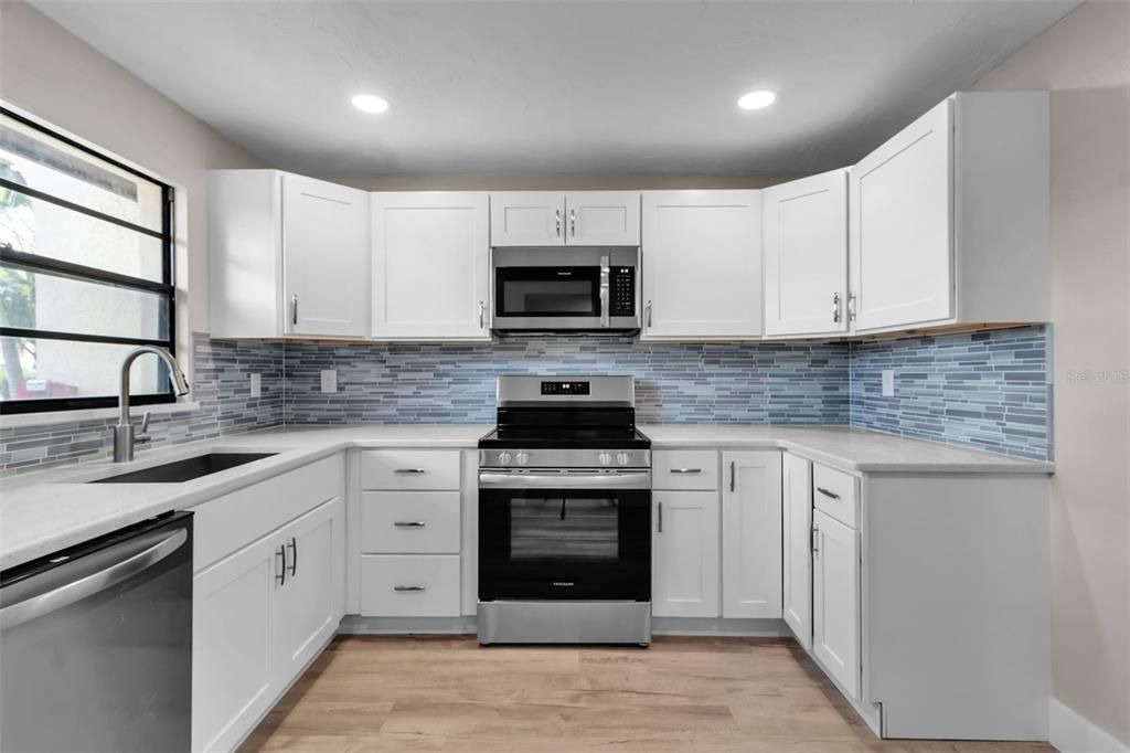 合同活跃: $249,000 (2 贝兹, 2 浴室, 1440 平方英尺)