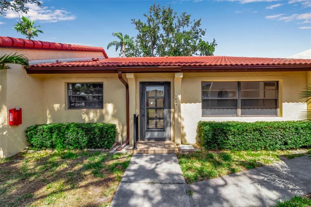 合同活跃: $249,000 (2 贝兹, 2 浴室, 1440 平方英尺)