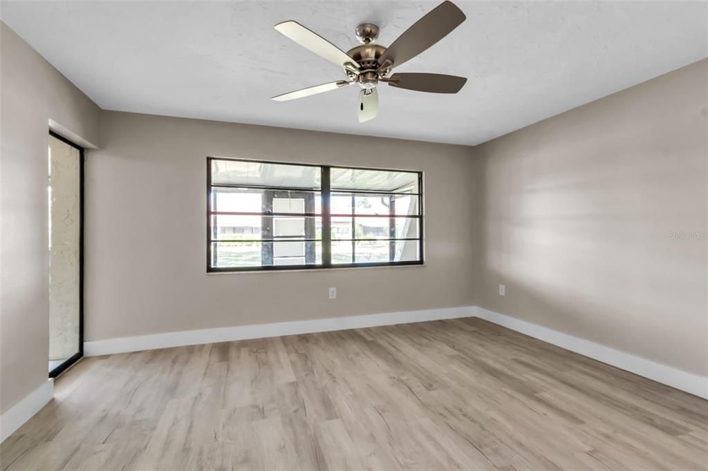 合同活跃: $249,000 (2 贝兹, 2 浴室, 1440 平方英尺)