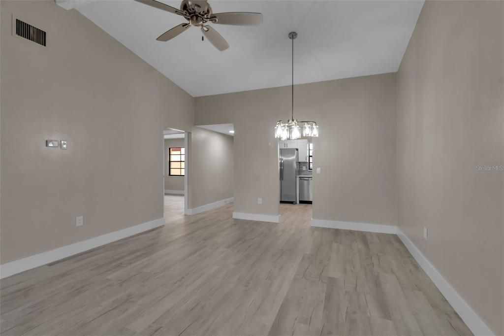 合同活跃: $249,000 (2 贝兹, 2 浴室, 1440 平方英尺)