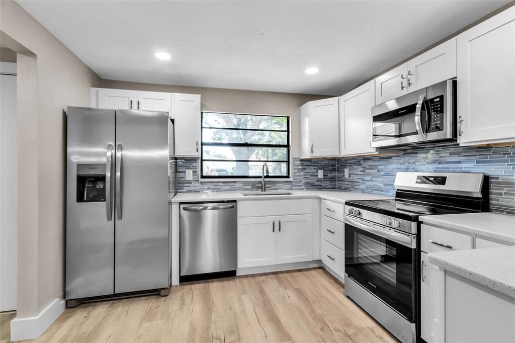 合同活跃: $249,000 (2 贝兹, 2 浴室, 1440 平方英尺)