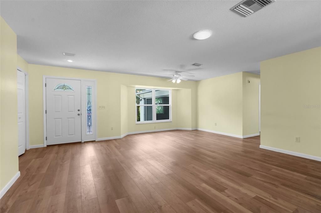 Active With Contract: $279,900 (3 beds, 2 baths, 1660 Square Feet)