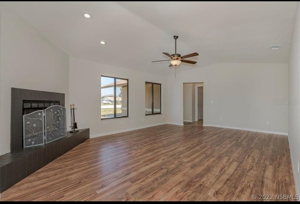 For Sale: $320,000 (3 beds, 2 baths, 1638 Square Feet)