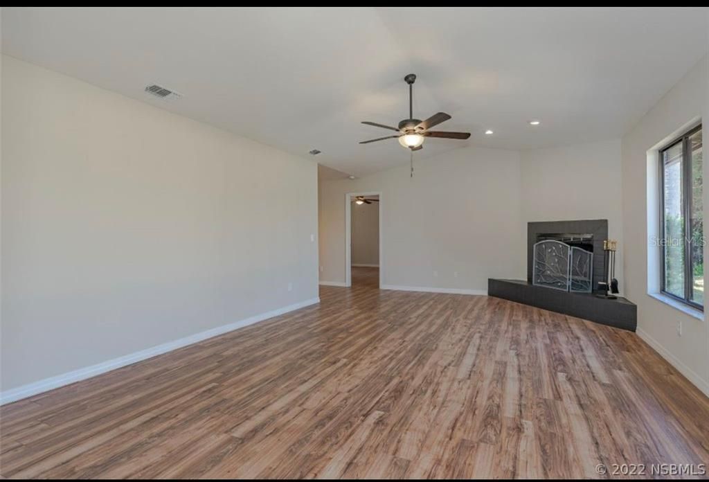 For Sale: $320,000 (3 beds, 2 baths, 1638 Square Feet)