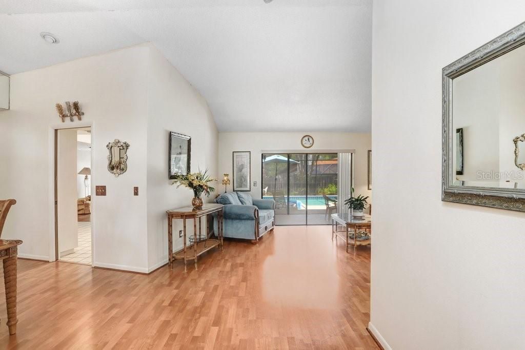 合同活跃: $445,000 (4 贝兹, 2 浴室, 1924 平方英尺)