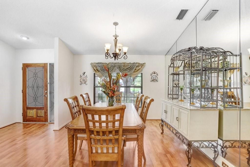 合同活跃: $445,000 (4 贝兹, 2 浴室, 1924 平方英尺)