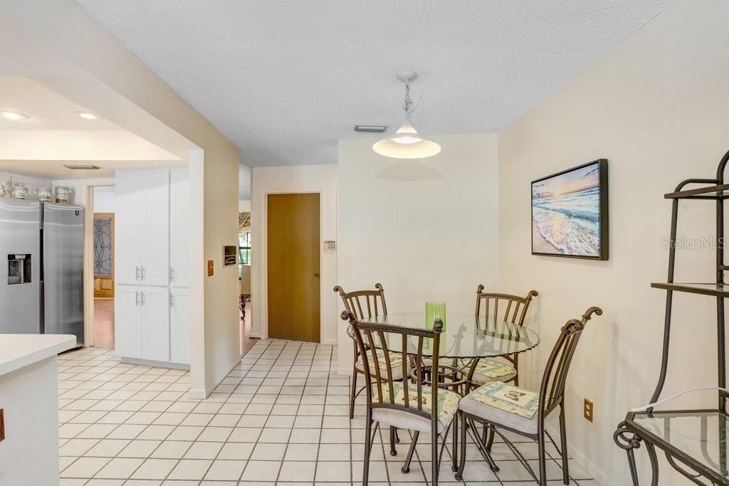 合同活跃: $445,000 (4 贝兹, 2 浴室, 1924 平方英尺)