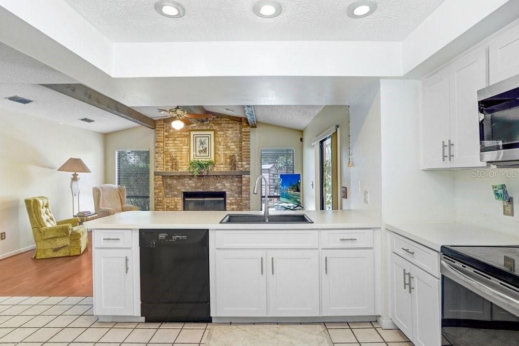 合同活跃: $445,000 (4 贝兹, 2 浴室, 1924 平方英尺)