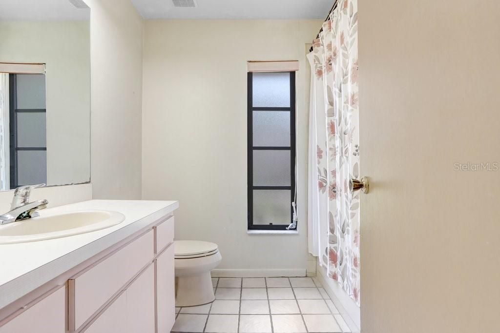 合同活跃: $445,000 (4 贝兹, 2 浴室, 1924 平方英尺)