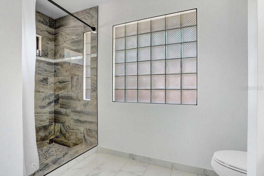 合同活跃: $445,000 (4 贝兹, 2 浴室, 1924 平方英尺)