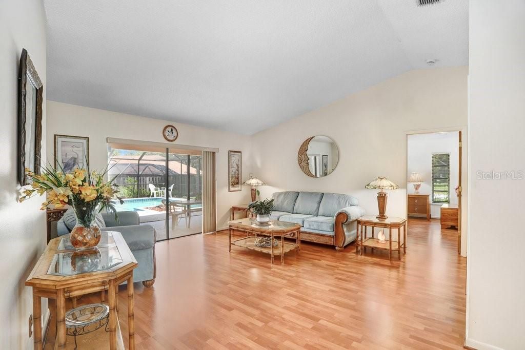 合同活跃: $445,000 (4 贝兹, 2 浴室, 1924 平方英尺)