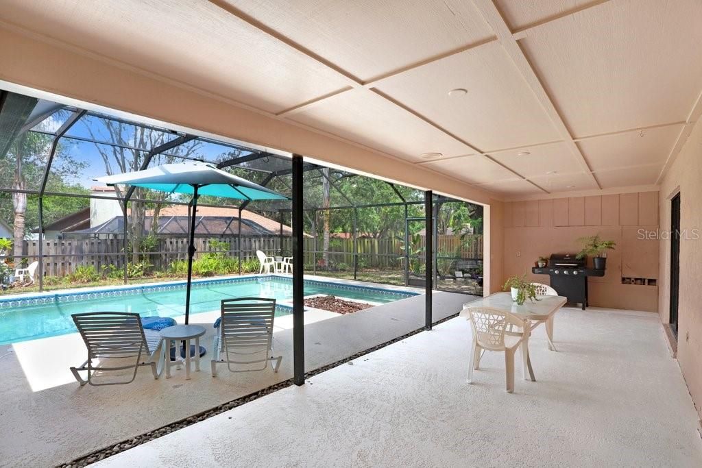 合同活跃: $445,000 (4 贝兹, 2 浴室, 1924 平方英尺)