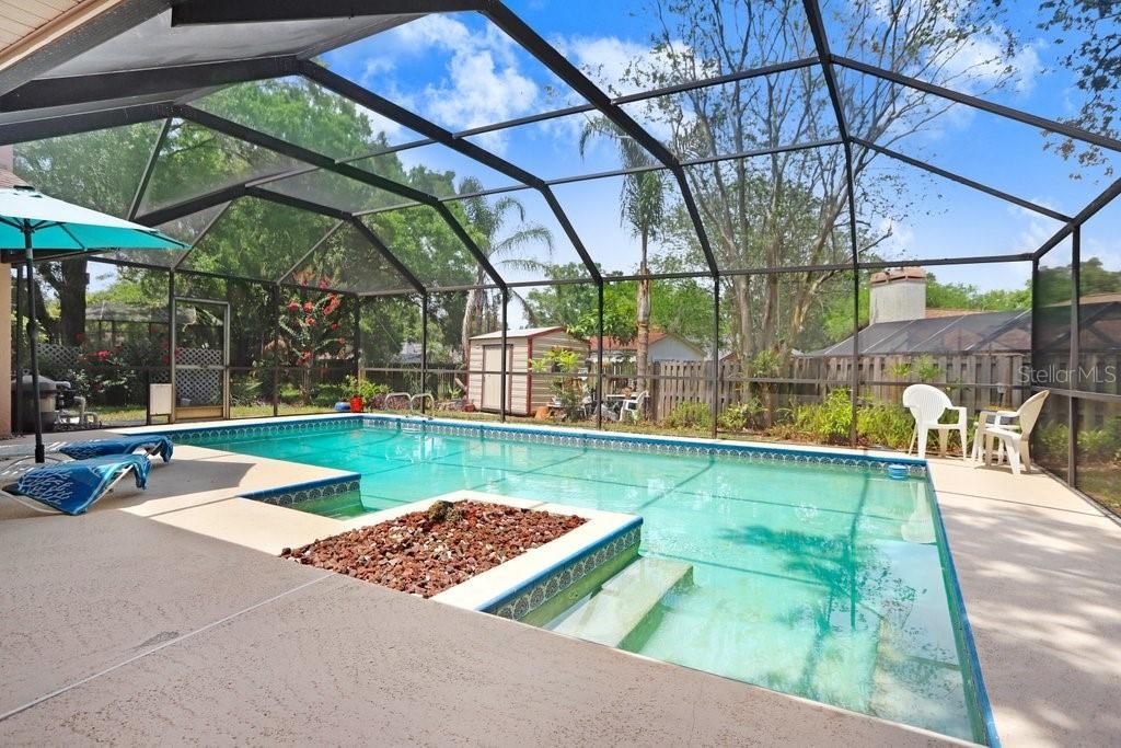 合同活跃: $445,000 (4 贝兹, 2 浴室, 1924 平方英尺)