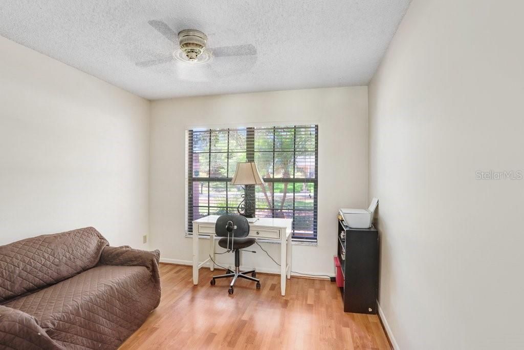 合同活跃: $445,000 (4 贝兹, 2 浴室, 1924 平方英尺)