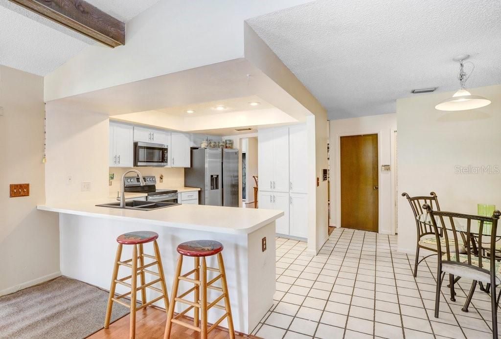 合同活跃: $445,000 (4 贝兹, 2 浴室, 1924 平方英尺)