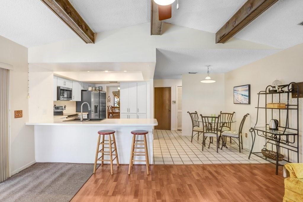 合同活跃: $445,000 (4 贝兹, 2 浴室, 1924 平方英尺)