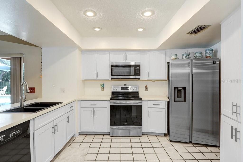 合同活跃: $445,000 (4 贝兹, 2 浴室, 1924 平方英尺)