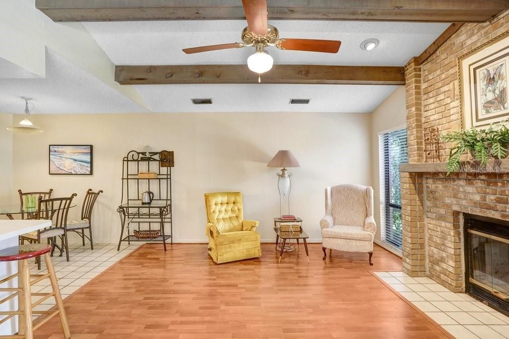 合同活跃: $445,000 (4 贝兹, 2 浴室, 1924 平方英尺)