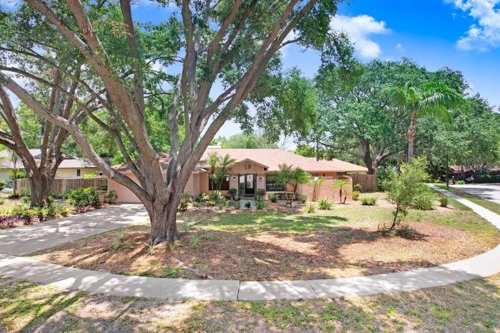 合同活跃: $445,000 (4 贝兹, 2 浴室, 1924 平方英尺)