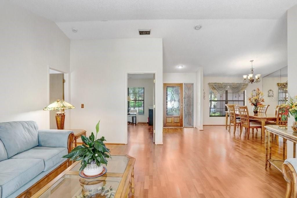 合同活跃: $445,000 (4 贝兹, 2 浴室, 1924 平方英尺)