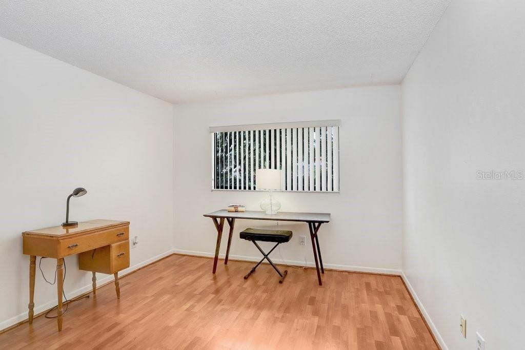 合同活跃: $445,000 (4 贝兹, 2 浴室, 1924 平方英尺)