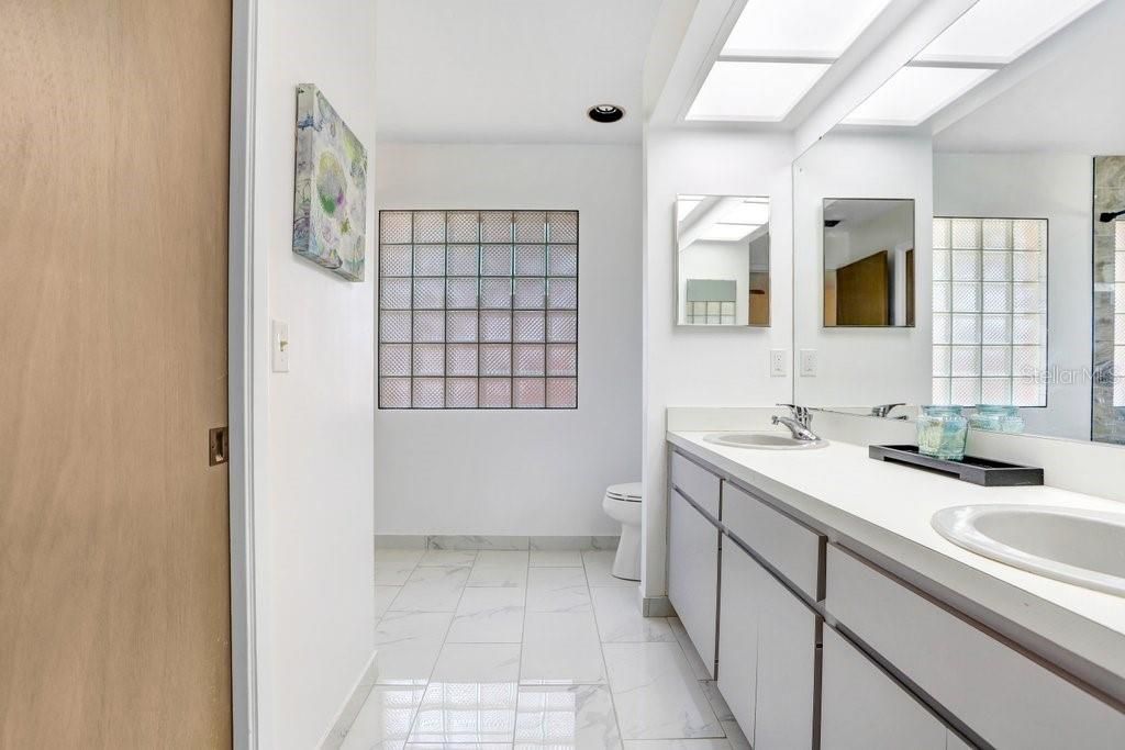 合同活跃: $445,000 (4 贝兹, 2 浴室, 1924 平方英尺)