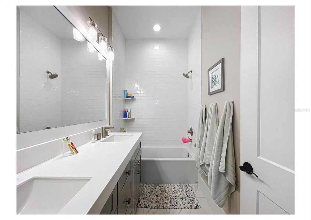 En Venta: $1,590,000 (6 camas, 4 baños, 4100 Pies cuadrados)