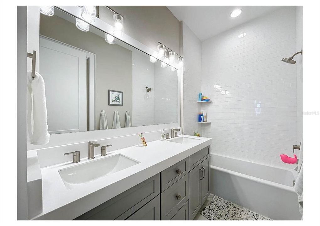 En Venta: $1,590,000 (6 camas, 4 baños, 4100 Pies cuadrados)