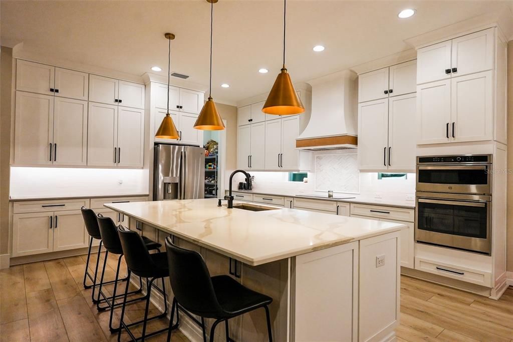 En Venta: $1,590,000 (6 camas, 4 baños, 4100 Pies cuadrados)