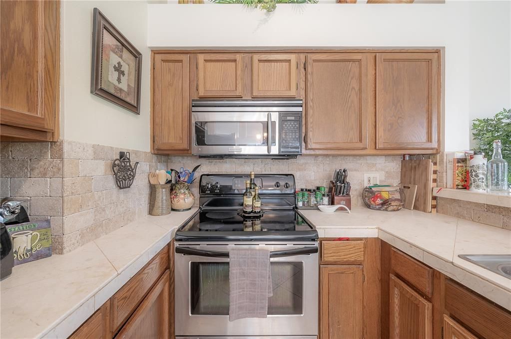 Active With Contract: $299,900 (2 beds, 2 baths, 1504 Square Feet)