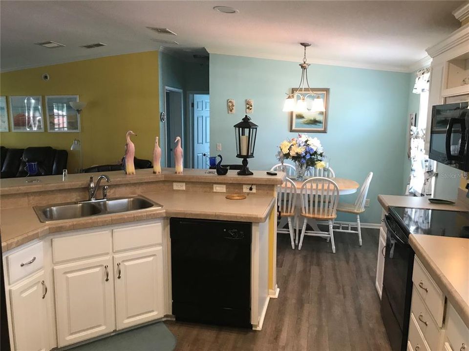 На продажу: $268,000 (3 спален, 2 ванн, 1296 Квадратных фут)