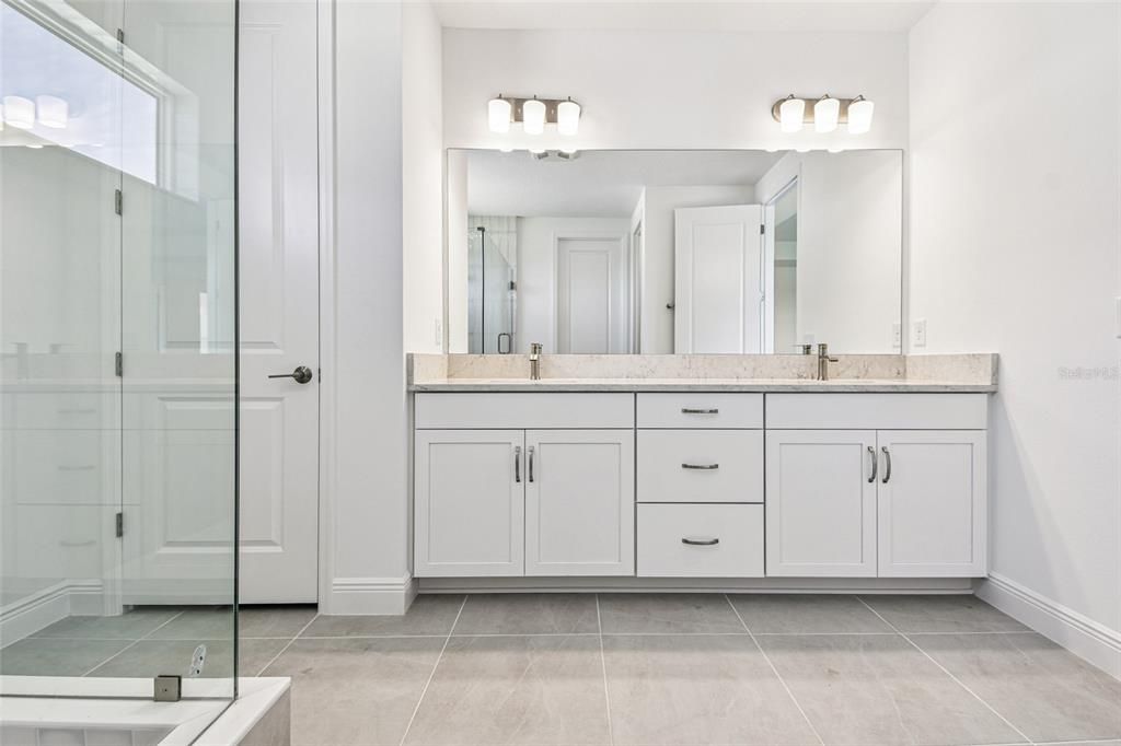 Activo con contrato: $899,999 (4 camas, 3 baños, 3539 Pies cuadrados)