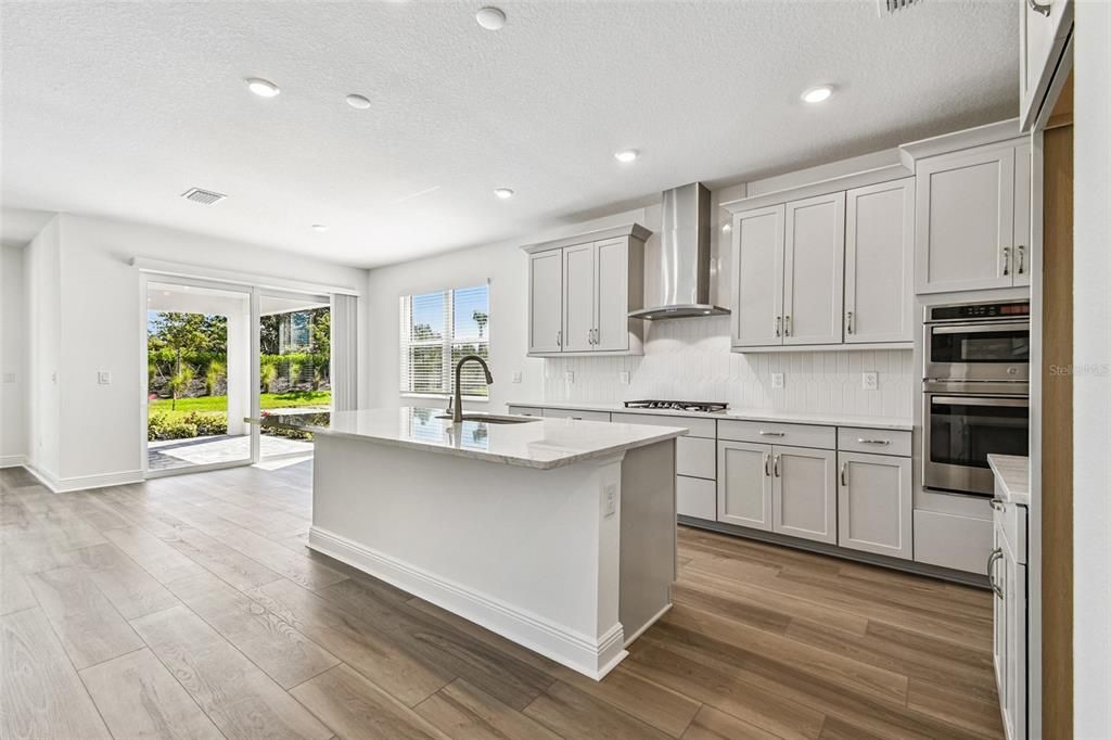 Activo con contrato: $899,999 (4 camas, 3 baños, 3539 Pies cuadrados)