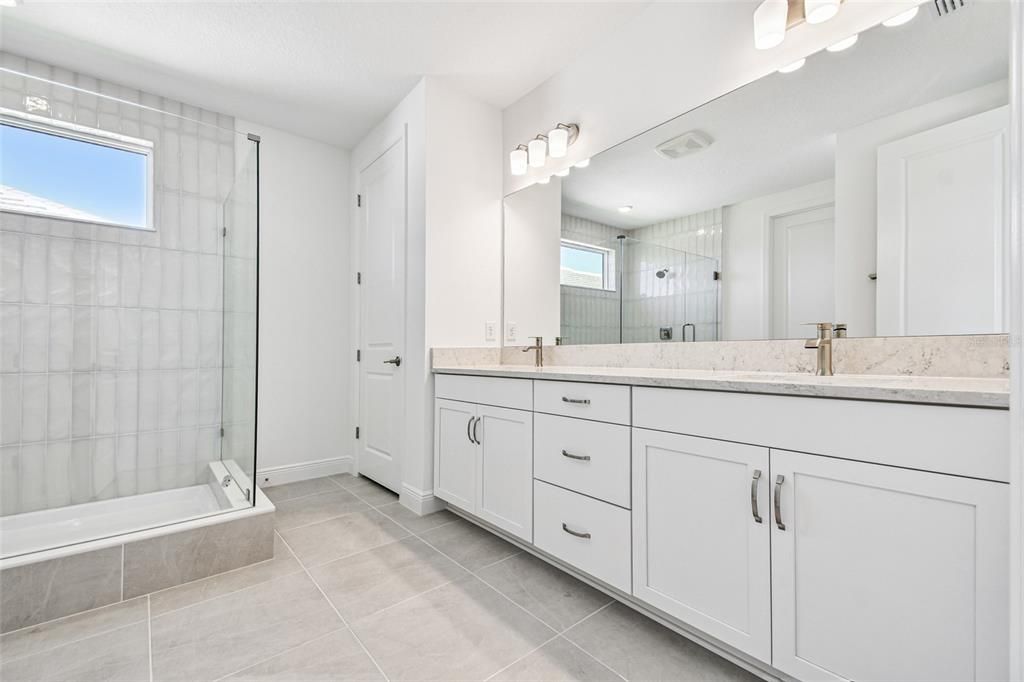 Activo con contrato: $899,999 (4 camas, 3 baños, 3539 Pies cuadrados)