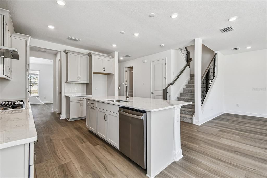 Activo con contrato: $899,999 (4 camas, 3 baños, 3539 Pies cuadrados)