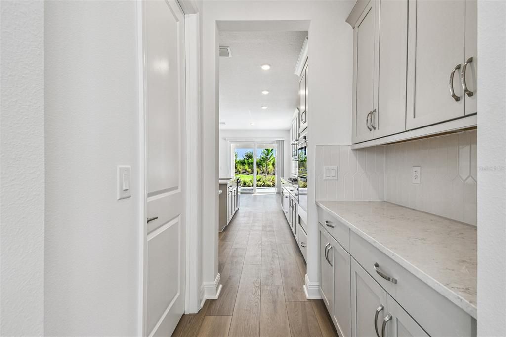 Activo con contrato: $899,999 (4 camas, 3 baños, 3539 Pies cuadrados)