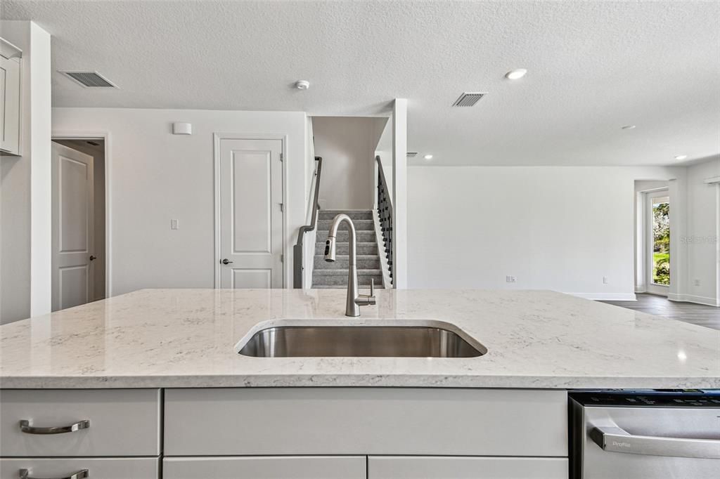 Activo con contrato: $899,999 (4 camas, 3 baños, 3539 Pies cuadrados)