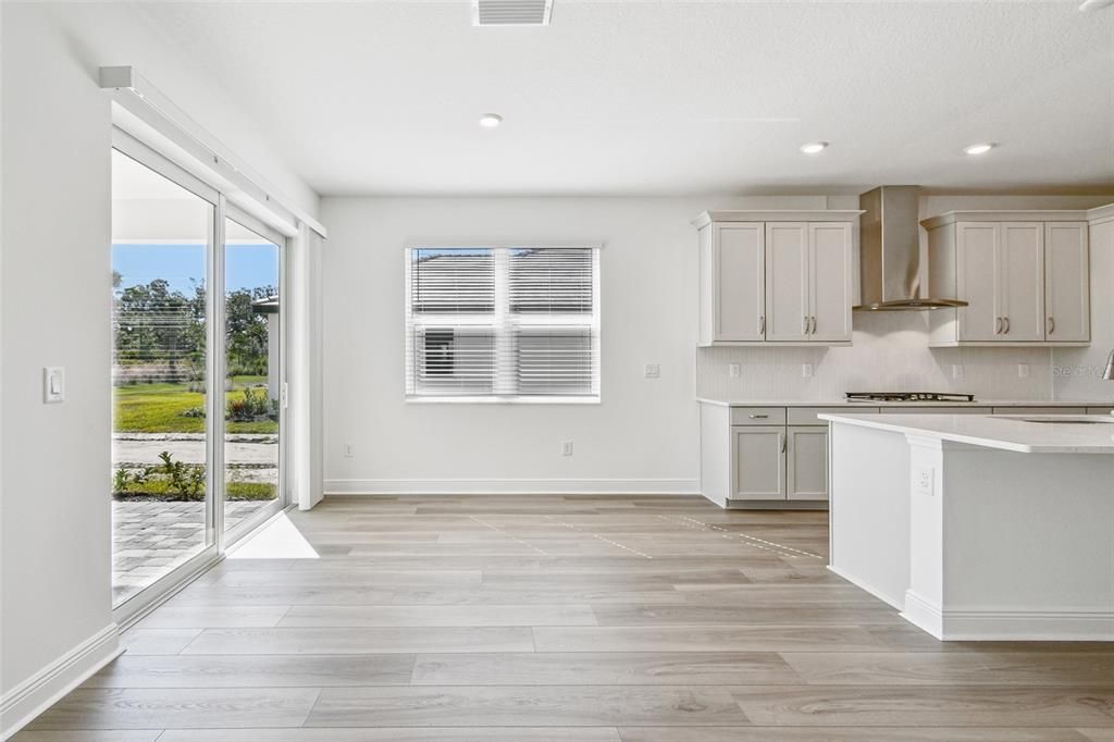 Activo con contrato: $899,999 (4 camas, 3 baños, 3539 Pies cuadrados)