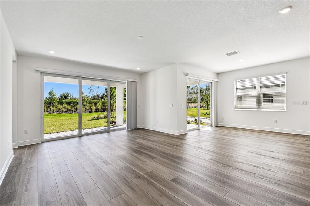 Activo con contrato: $899,999 (4 camas, 3 baños, 3539 Pies cuadrados)