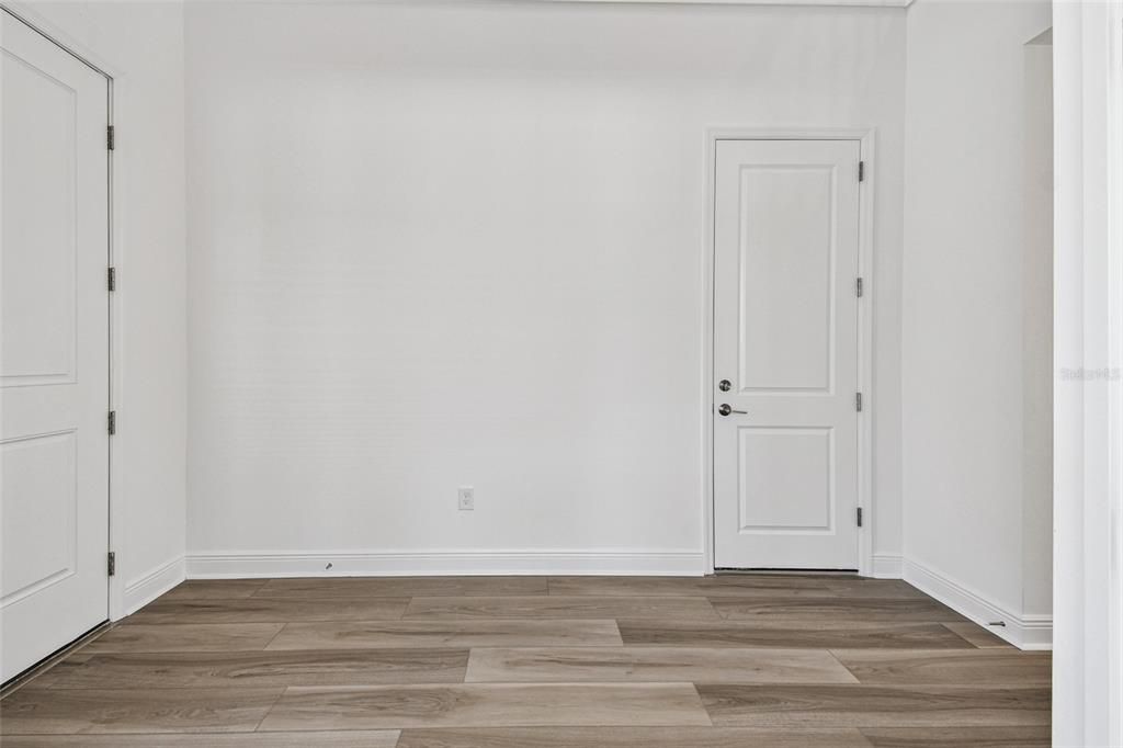 Activo con contrato: $899,999 (4 camas, 3 baños, 3539 Pies cuadrados)