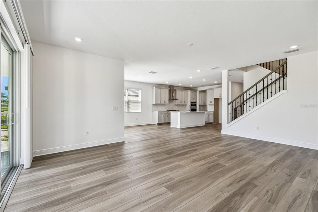 Activo con contrato: $899,999 (4 camas, 3 baños, 3539 Pies cuadrados)