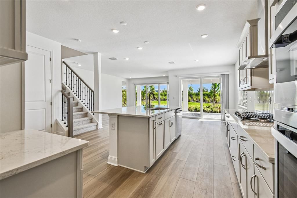 Activo con contrato: $899,999 (4 camas, 3 baños, 3539 Pies cuadrados)