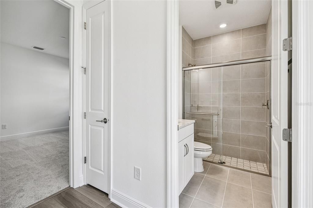 Activo con contrato: $899,999 (4 camas, 3 baños, 3539 Pies cuadrados)