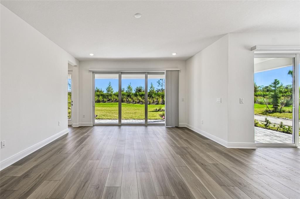 Activo con contrato: $899,999 (4 camas, 3 baños, 3539 Pies cuadrados)