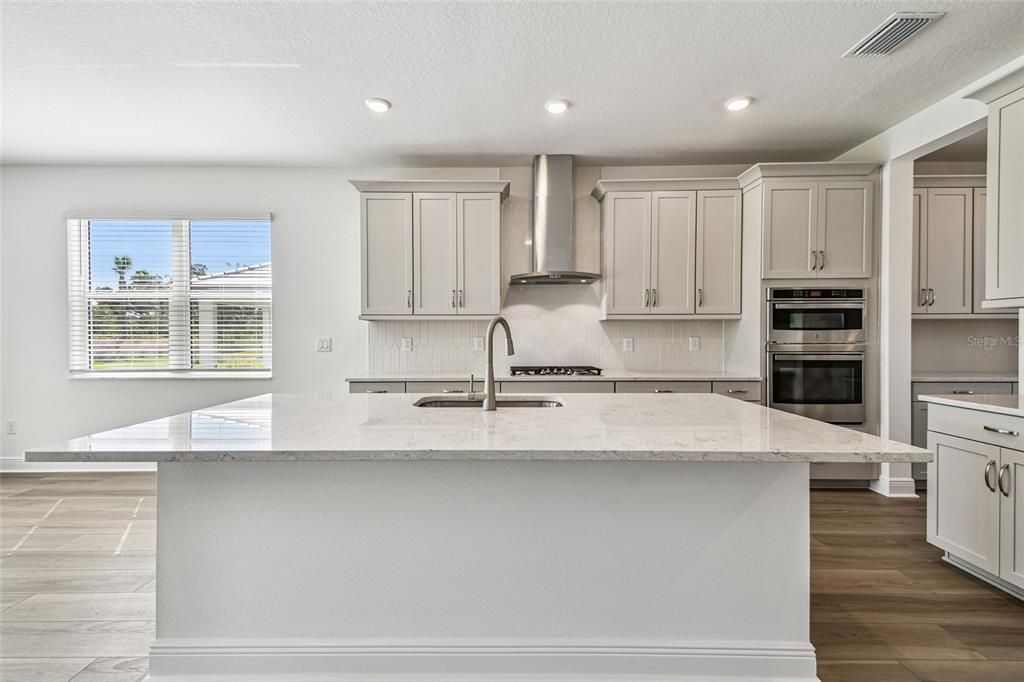 Activo con contrato: $899,999 (4 camas, 3 baños, 3539 Pies cuadrados)