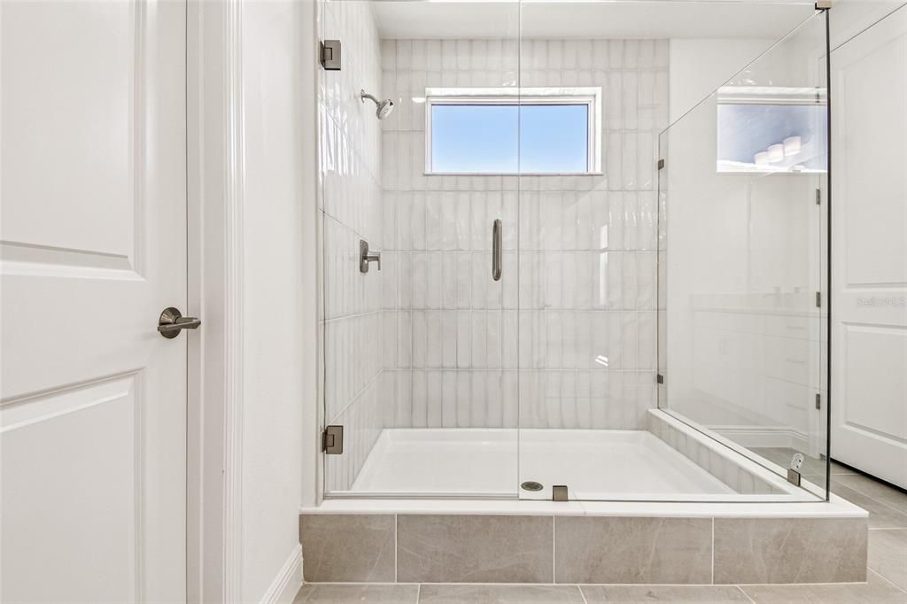 Activo con contrato: $899,999 (4 camas, 3 baños, 3539 Pies cuadrados)