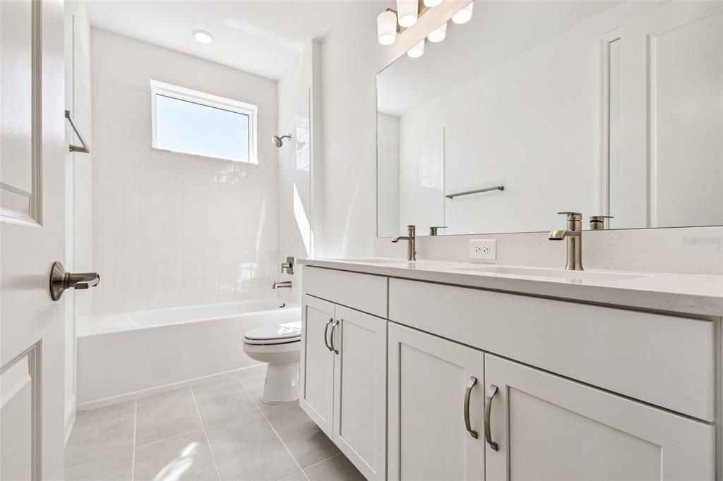 Activo con contrato: $899,999 (4 camas, 3 baños, 3539 Pies cuadrados)