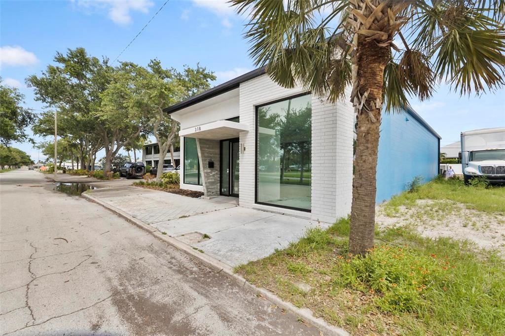 Под контрактом: $1,245,000 (0 спален, 0 ванн, 1051 Квадратных фут)