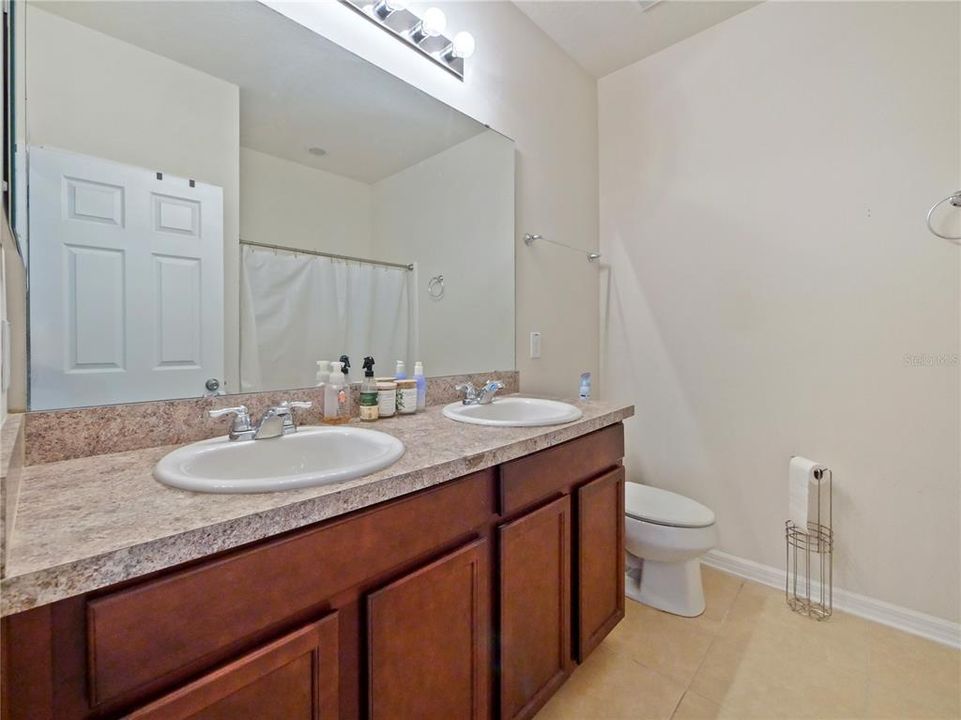 For Sale: $799,000 (5 beds, 3 baths, 2564 Square Feet)